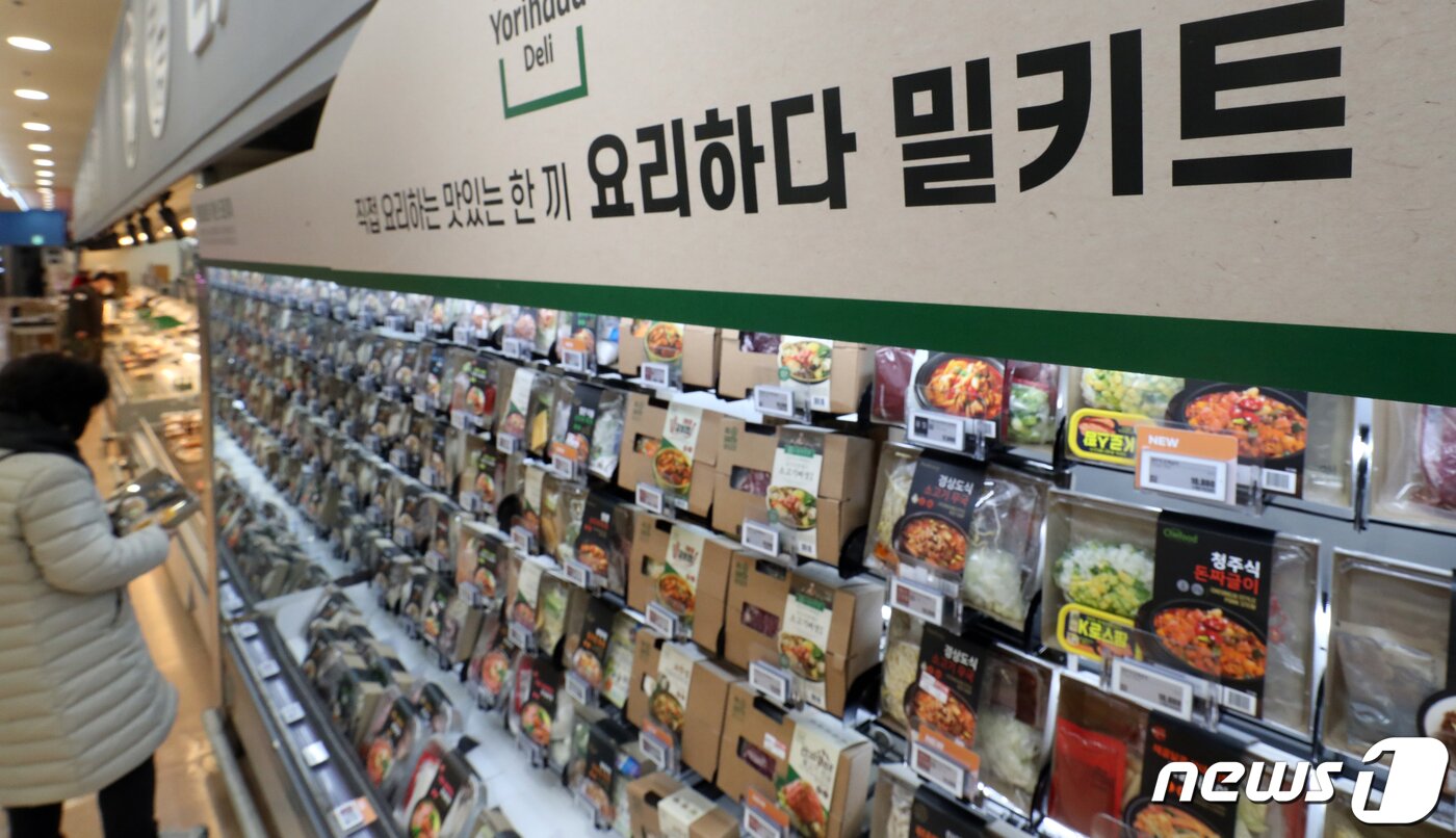 본문 이미지 - 21일 서울 한 대형마트에 프레시지 제품 등 각종 밀키트가 진열돼 있다.국내 밀키트 시장 1위 기업 '프레시지'가 일부 제품 가격을 이달 중순부터 인상한 것으로 나타났다.  2022.2.21/뉴스1 ⓒ News1 김명섭 기자