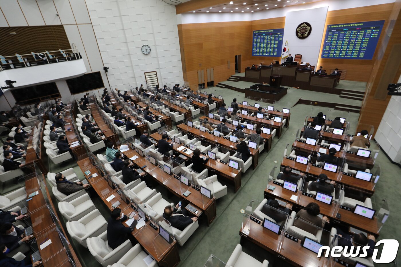 본문 이미지 - 21일 서울 중구 서울시의회 본회의장에서 '제305회 임시회 제2차 본회의'가 진행되고 있다. 2022.2.21/뉴스1 ⓒ News1 이성철 기자