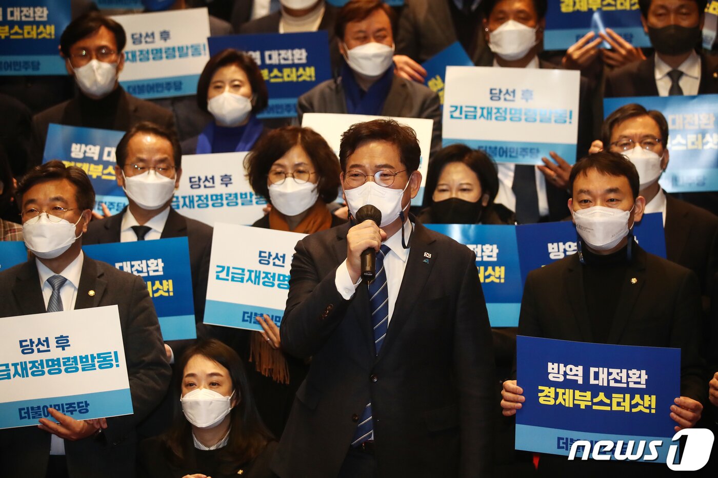 본문 이미지 - 송영길 더불어민주당 대표가 지난 21일 오후 국회에서 열린 본회의가 끝난 뒤 로텐더홀 계단에서 열린 '추경안 통과 대국민 보고'에서 발언하고 있다. 2022.2.21/뉴스1 ⓒ News1 이승배 기자