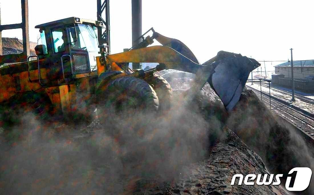 (평양 노동신문=뉴스1) = 북한 노동당 기관지 노동신문은 22일 금속공업과 전력공업, 석탄공업, 철도운수부문에서 당 중앙위원회 제8기 제4차 전원회의 결정을 높이 받들려는 높은 …