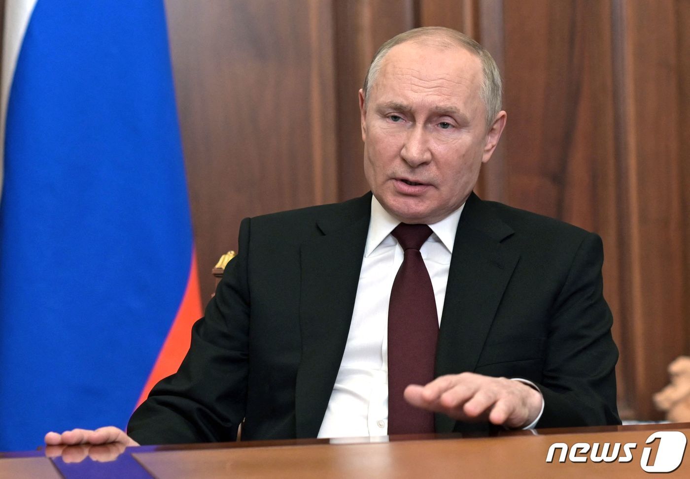 본문 이미지 - 블라디미르 푸틴 러시아 대통령이 21일(현지시간) 모스크바 크렘린에서 우크라이나 동부 지역에 있는 도네츠크인민공화국과 루간스크인민공화국의 독립을 승인하고 평화유지군 파견을 지시하는 대국민 연설을 하고 있다. ⓒ AFP=뉴스1 ⓒ News1 우동명 기자