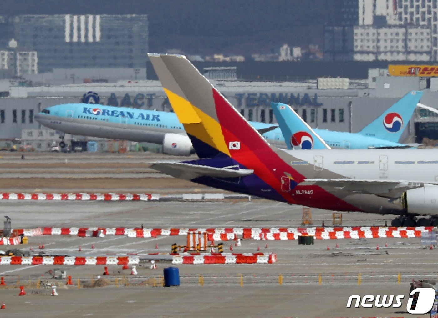 본문 이미지 - 인천국제공항에 대한항공과 아시아나 항공기가 함께 있는 모습. 2022.2.22/뉴스1 ⓒ News1 신웅수 기자