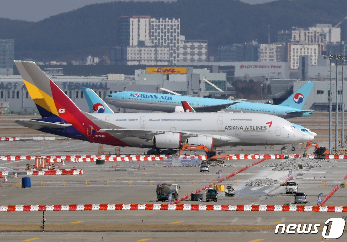 본문 이미지 -  인천국제공항에 대한항공과 아시아나 항공기가 함께 있는 모습. 2022.2.22/뉴스1 ⓒ News1 신웅수 기자