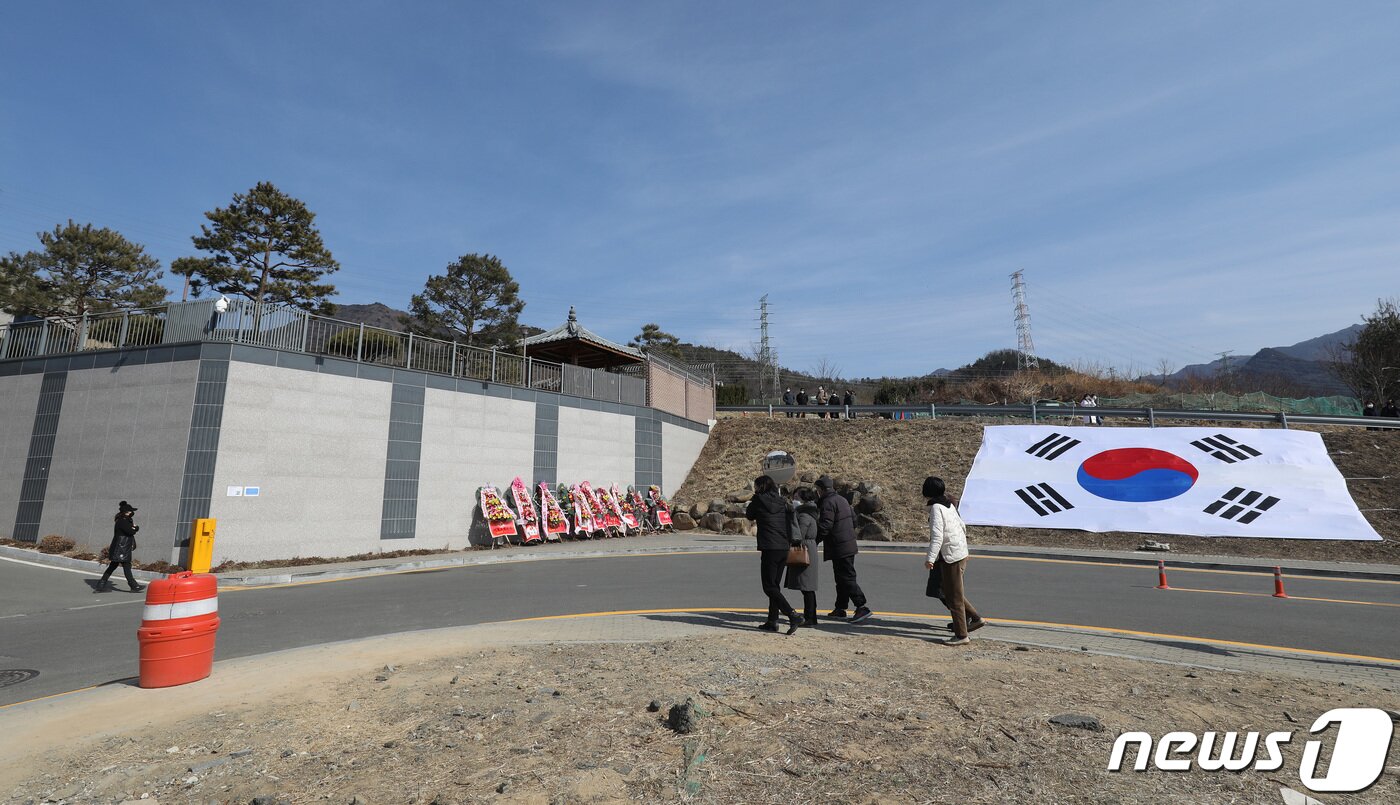 본문 이미지 - 22일 오후 박근혜 전 대통령이 퇴원 후 거주할 것으로 알려진 대구 달성군 유가읍 사저 입구에 대형 태극기가 설치돼 있다. 약 10m x 6m70㎝ 크기의 대형 태극기는 이날 오전 한 보수단체 관계자 10여 명이 사저 입구 비탈면에 설치한 것으로 알려졌다. 2022.2.22/뉴스1 ⓒ News1 공정식 기자