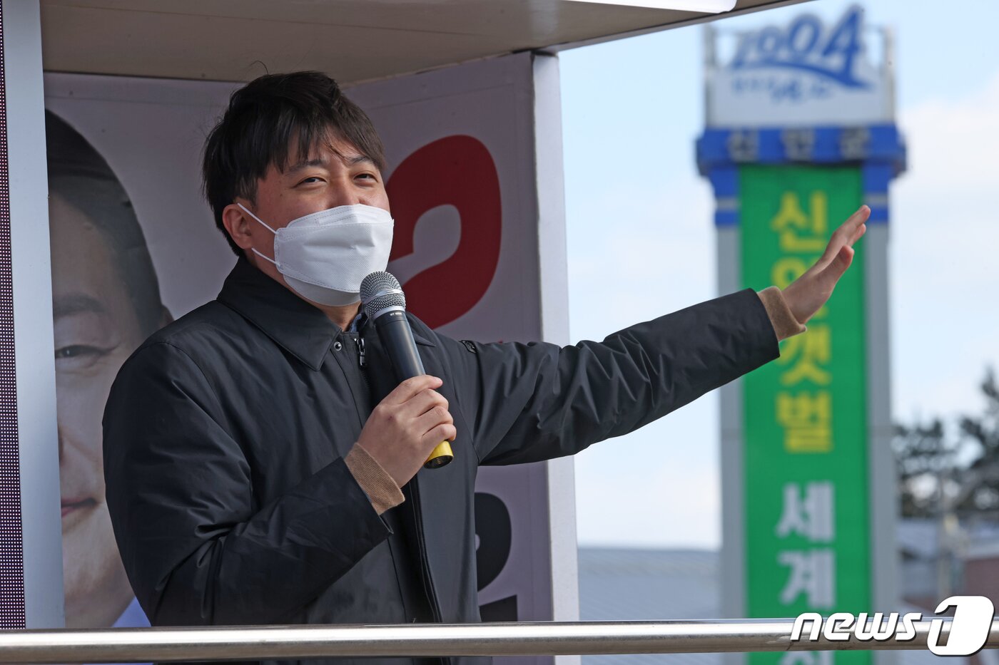 본문 이미지 - 이준석 국민의힘 대표가 22일 전남 신안군 흑산도를 찾아 주민들에게 윤석열 후보에 대한 지지를 호소하고 있다.(국민의힘 전남도당 제공) 2022.2.22/뉴스1 ⓒ News1 전원 기자