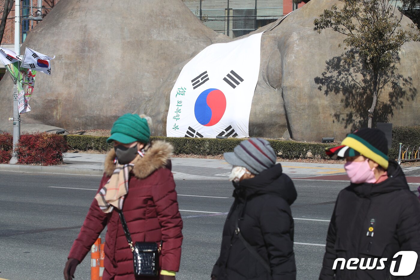 본문 이미지 - 제103주년 삼일절을 앞두고 22일 대구 달서구 '2만 년 역사가 잠든 곳' 원시인 조형물에 태극기 마스크가 씌워져 눈길을 끌고 있다. 2022.2.22/뉴스1 ⓒ News1 공정식 기자