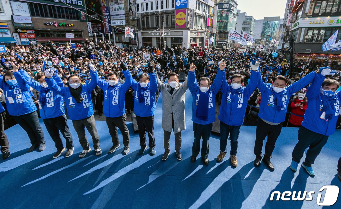 본문 이미지 - 이재명 더불어민주당 대선후보가 22일 인천시 남동구 로데오거리광장에서 열린 '살고 싶은 곳, 힘이 나는 도시! 인천의 더 큰 미래 이재명이 열겠습니다!' 집중 유세에서 지지를 호소하고 있다. 2022.2.22/뉴스1 ⓒ News1 국회사진취재단