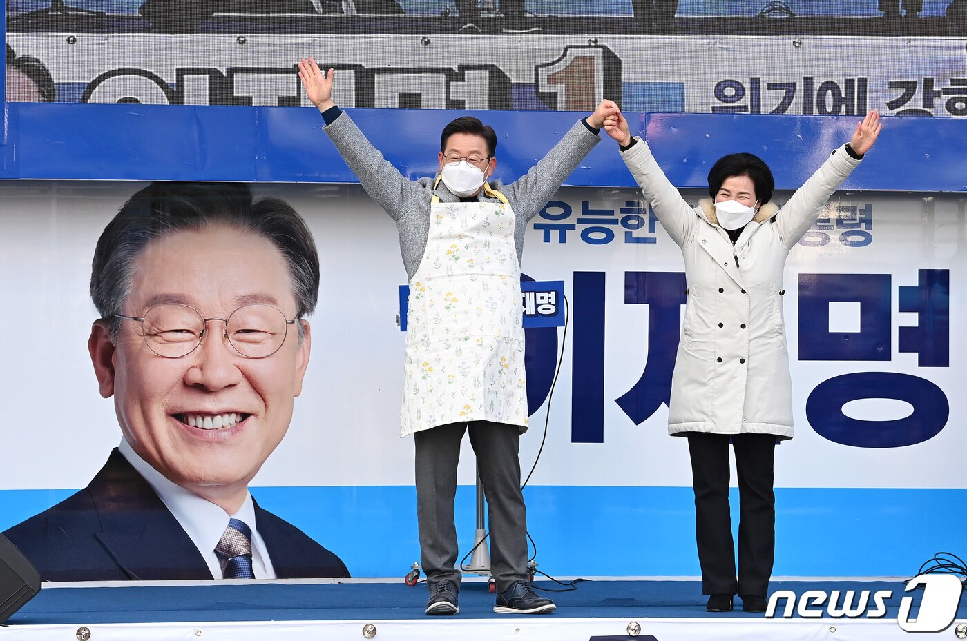 본문 이미지 - 이재명 더불어민주당 대선 후보가 22일 오후 인천 부평역 광장에서 열린 '인천 재도약 앞으로, 인천 경제 제대로!' 부평 유세에서 한 지지자로부터 앞치마를 선물 받은 후 인사를 하고 있다. 2022.2.22/뉴스1 ⓒ News1 국회사진취재단