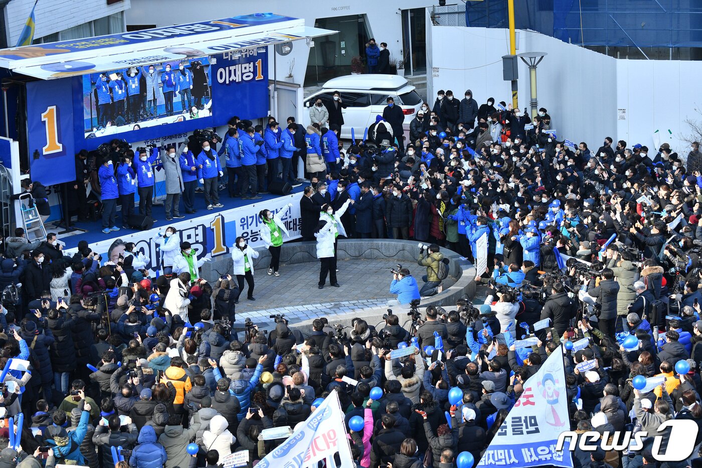 본문 이미지 - 이재명 더불어민주당 대선 후보가 22일 오후 인천 부평구 부평역 앞 광장에서 '인천 재도약 앞으로, 인천 경제 제대로!' 유세에 나선 지지자들에게 인사하고 있다. 2022.2.22/뉴스1 ⓒ News1 국회사진취재단