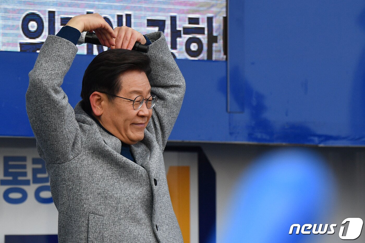 본문 이미지 - 이재명 더불어민주당 대선 후보가 22일 오후 인천 부평구 부평역 앞 광장에서 '인천 재도약 앞으로, 인천 경제 제대로!' 유세에 나서 지지자들에게 하트 동작을 하고 있다. 2022.2.22/뉴스1 ⓒ News1 국회사진취재단