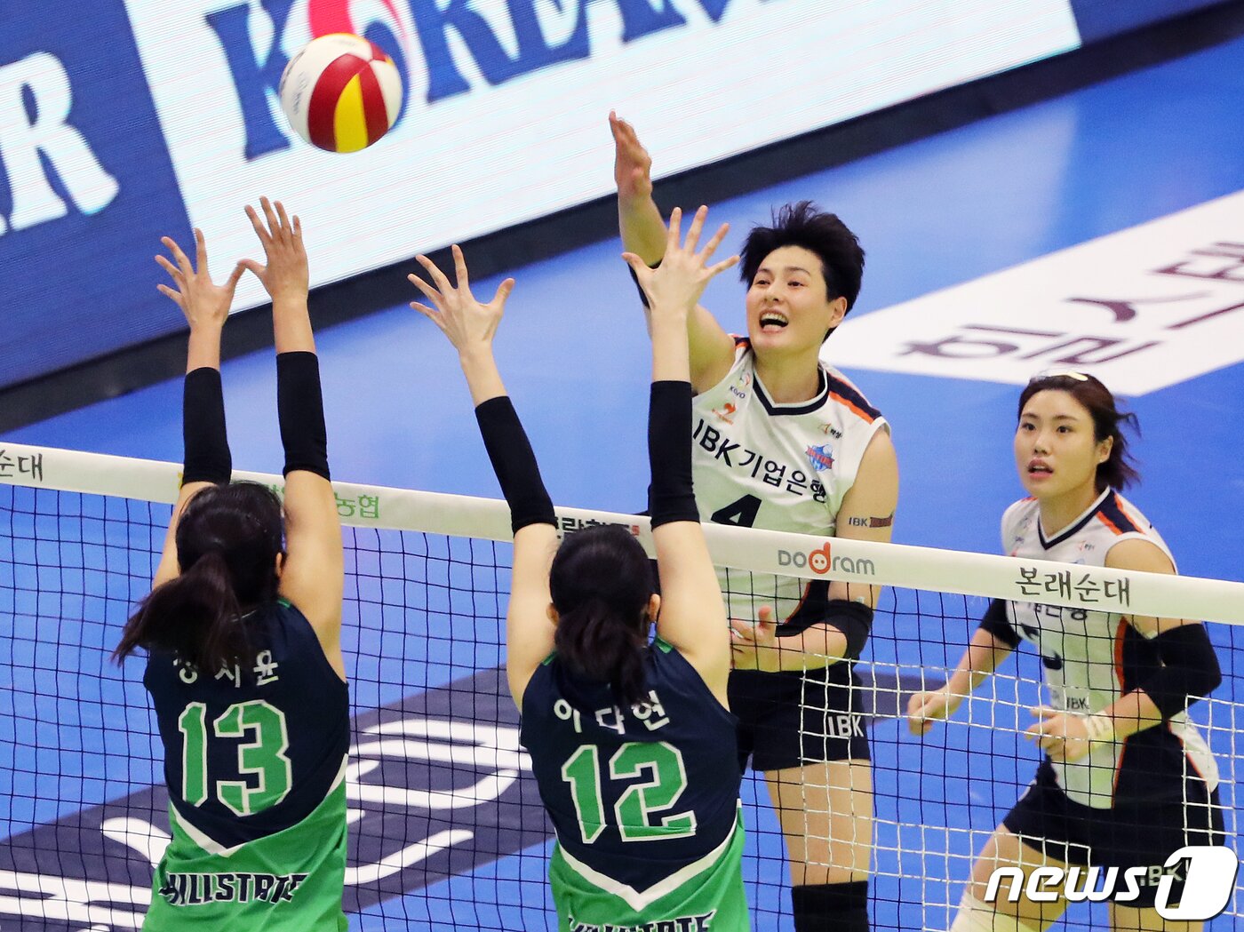 본문 이미지 - 22일 오후 경기도 수원시 장안구 수원실내체육관에서 열린 프로배구 '2021-22시즌 도드람 V리그' 여자부 현대건설과 IBK기업은행의 경기에서 기업은행 김희진이 공격을 하고 있다. 2022.2.22/뉴스1 ⓒ News1 이재명 기자