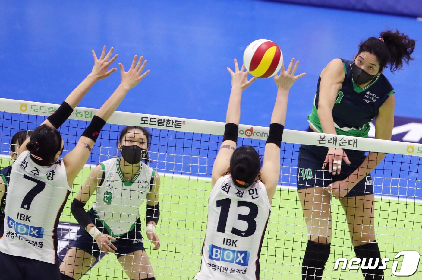 본문 이미지 - 22일 오후 경기도 수원시 장안구 수원실내체육관에서 열린 프로배구 '2021-22시즌 도드람 V리그' 여자부 현대건설과 IBK기업은행의 경기에서 현대건설 야스민이 공격을 하고 있다. 2022.2.22/뉴스1 ⓒ News1 이재명 기자