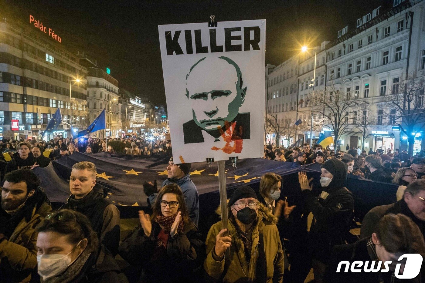 본문 이미지 - 친우크라이나 시위대가 22일(현지시간) 체코 프라하 벤세슬라스 광장에서 우크라이나를 지지하는 시위 도중 푸틴 대통령의 얼굴이 새겨진 플래카드를 보여주고 있다.. ⓒ AFP=뉴스1