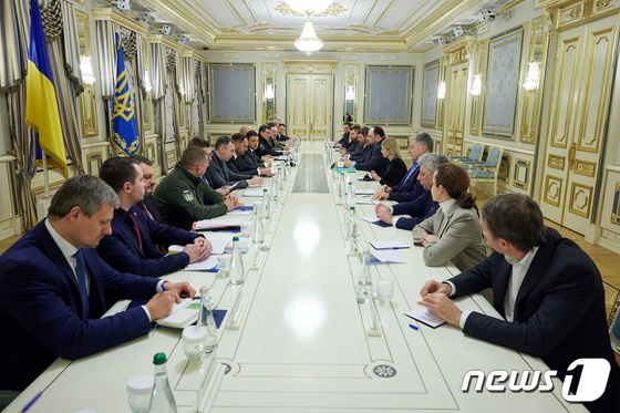[사진] 의회 지도자들 만나는 젤렌스키 우크라 대통령