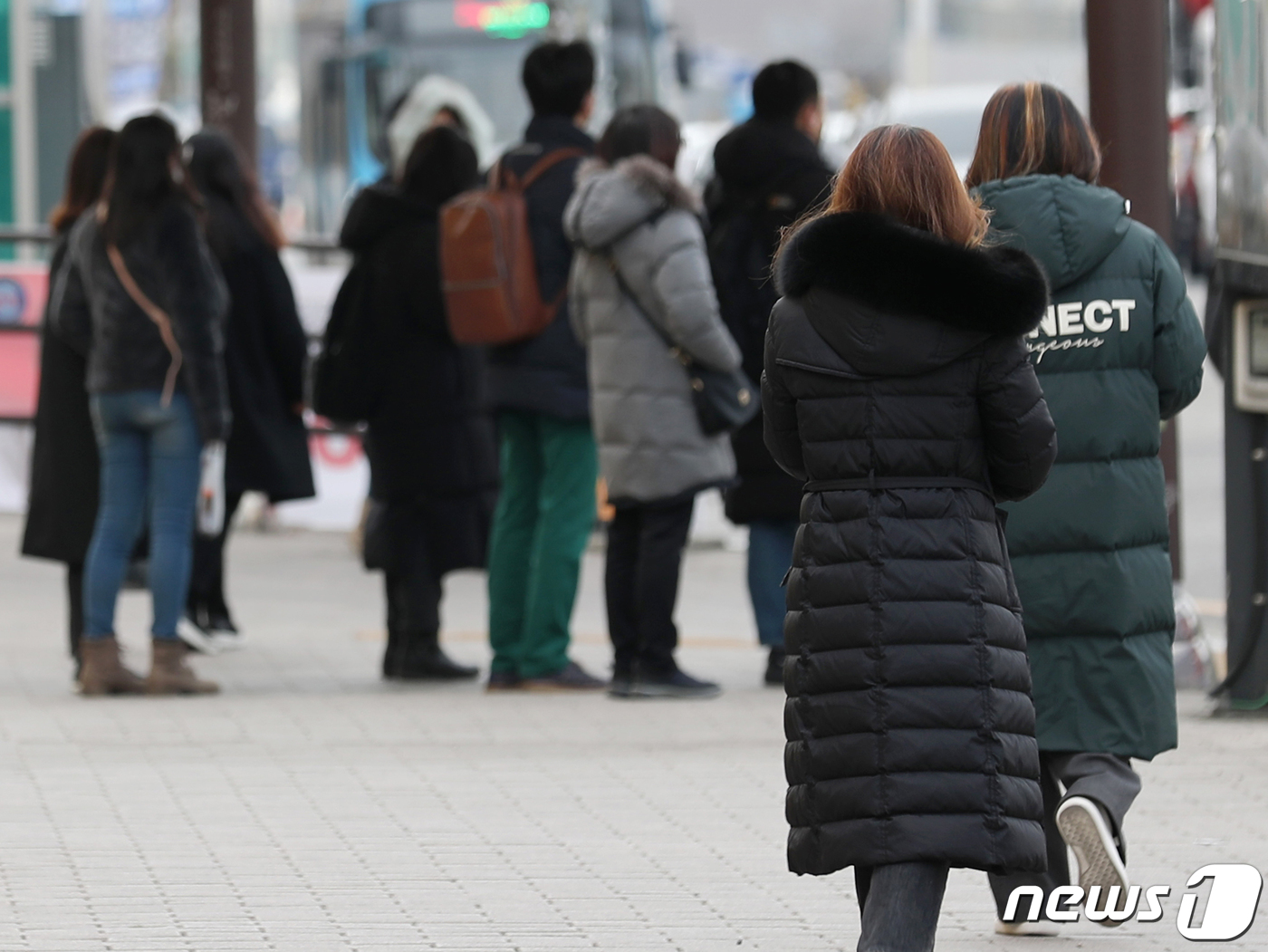 (부산=뉴스1) 김영훈 기자 = 부산 아침 기온이 -5도까지 떨어지며 추위가 이어진 23일 부산시 동래구 내성교차로에서 시민들이 출근길 발걸음을 재촉하고 있다. 2022.2.23/ …