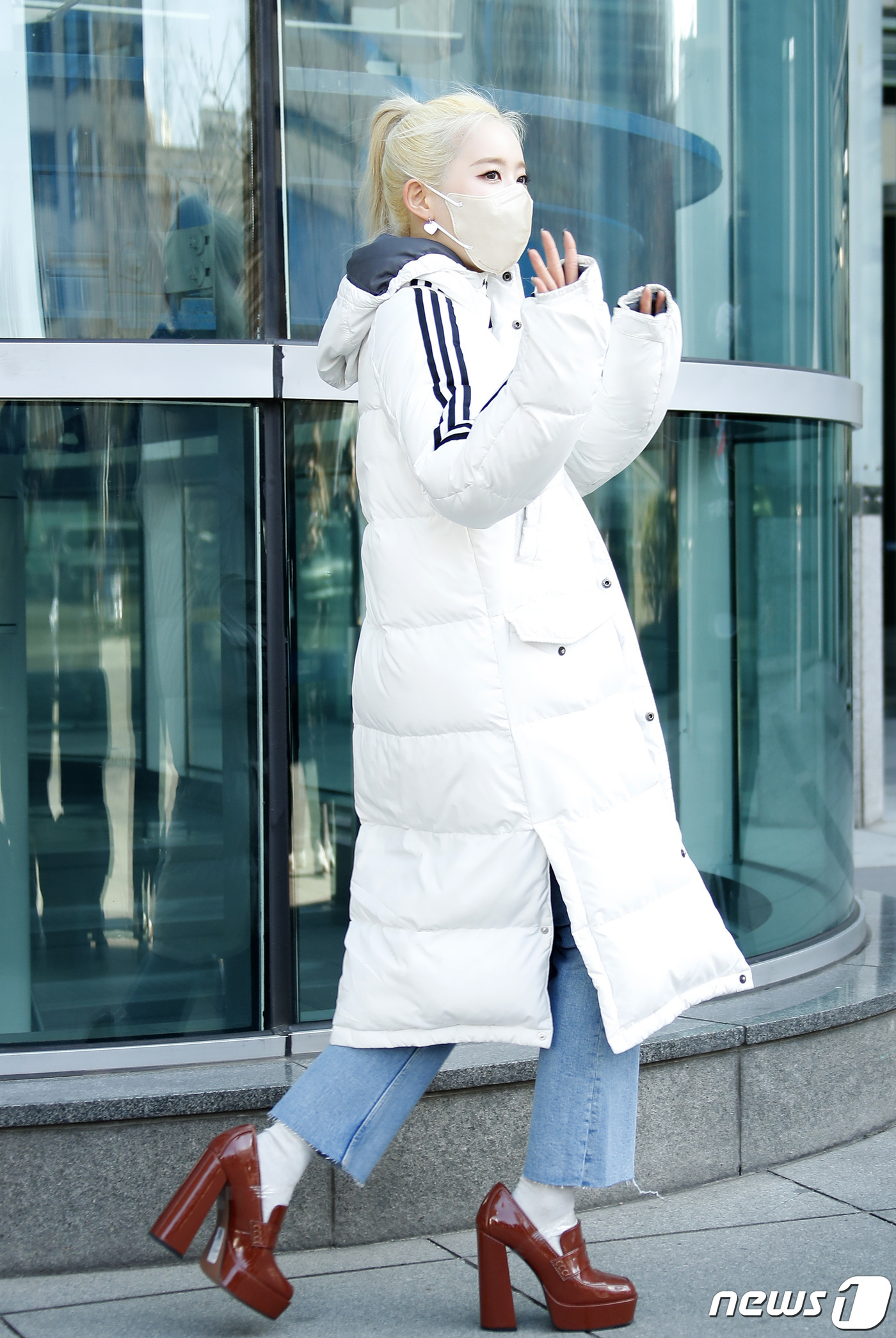 (서울=뉴스1) 권현진 기자 = 걸그룹 스테이씨(STAYC) 시은이 23일 방송 프로그램 녹음를 위해 서울 양천구 목동 SBS으로 들어서고 있다. 2022.2.23/뉴스1