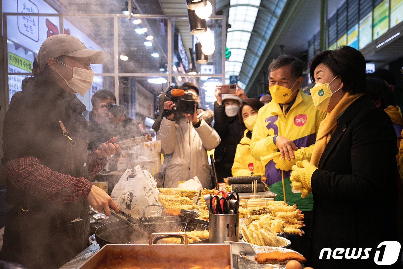 본문 이미지 - 심상정 정의당 대선후보가 23일 오후 서울 마포구 망원시장을 찾아 상인들과 대화하고 있다. 2022.2.23/뉴스1 ⓒ News1 이승배 기자