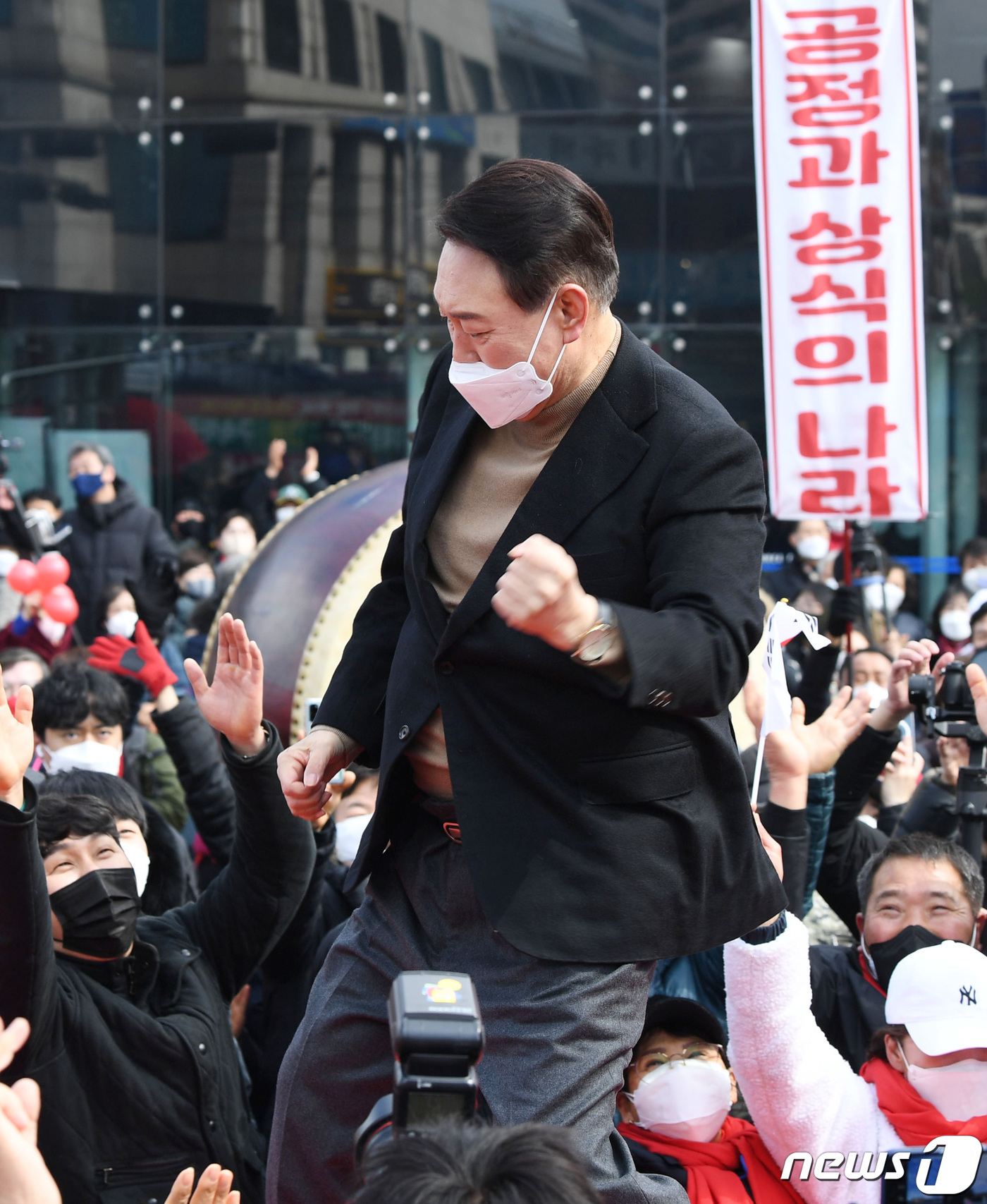(목포=뉴스1) 구윤성 기자 = 윤석열 국민의힘 대선 후보가 23일 오후 전남 목포시 호남동 목포역광장에서 열린 유세에서 지지를 호소하며 '어퍼컷 세리머니'를 하고 있다. 2022 …