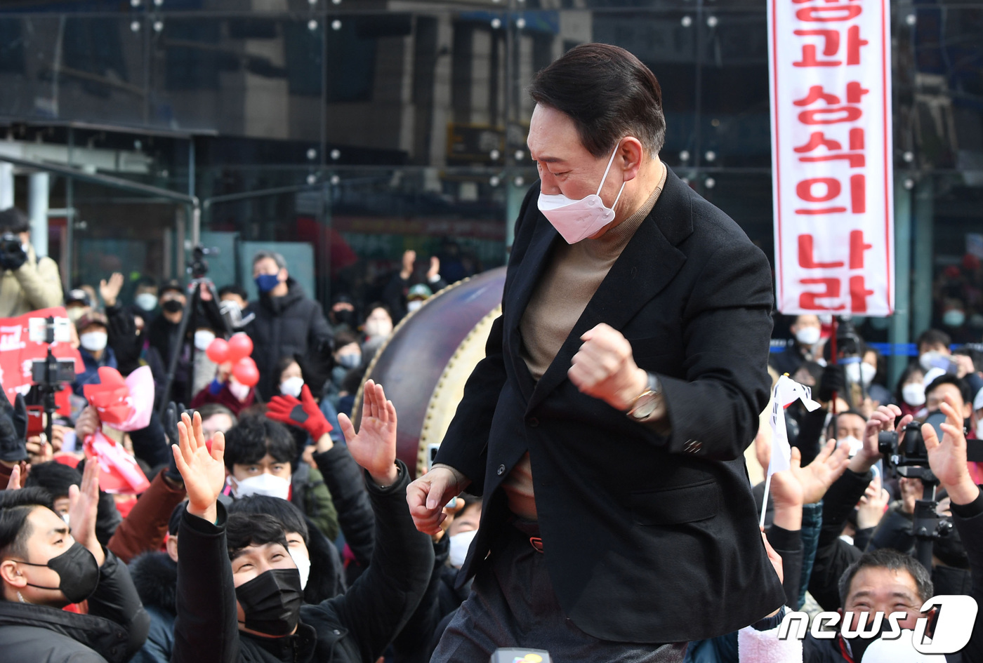 (목포=뉴스1) 구윤성 기자 = 윤석열 국민의힘 대선 후보가 23일 오후 전남 목포시 호남동 목포역광장에서 열린 유세에서 지지를 호소하며 '어퍼컷 세리머니'를 하고 있다. 2022 …