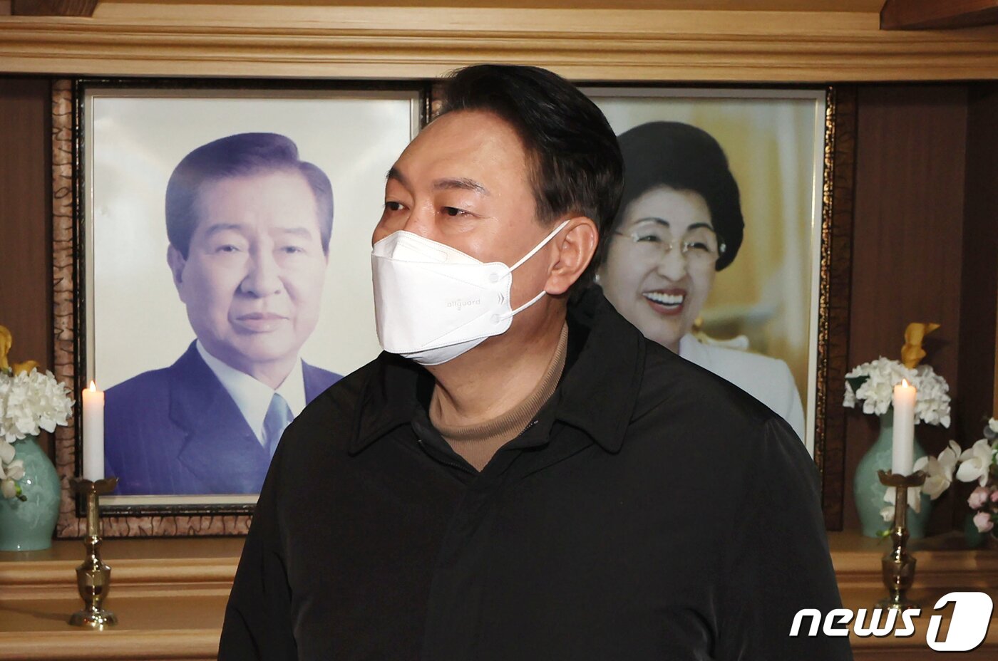 본문 이미지 - 윤석열 국민의힘 대선 후보가 지난 23일 오후 전남 신안군 하의도 고 김대중 대통령 생가를 찾아 참배한 뒤 전시된 사진을 둘러보고 있다. 2022.2.23/뉴스1 ⓒ News1 구윤성 기자
