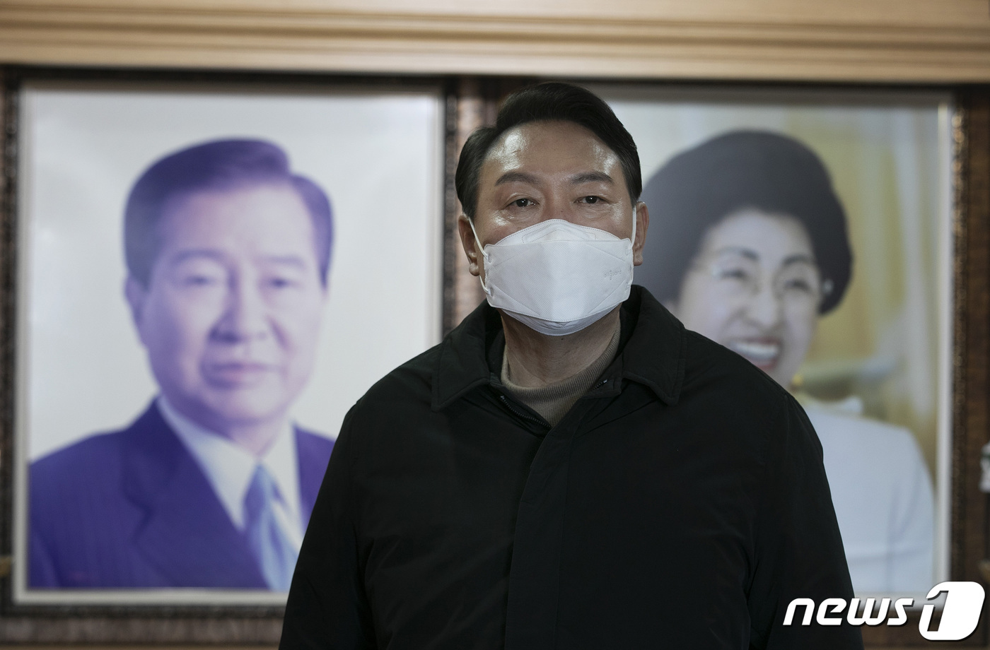 (신안=뉴스1) 구윤성 기자 = 윤석열 국민의힘 대선 후보가 23일 오후 전남 신안군 하의도 고 김대중 전 대통령의 생가를 찾아 참배한 뒤 돌아서고 있다. 2022.2.23/뉴스1 …