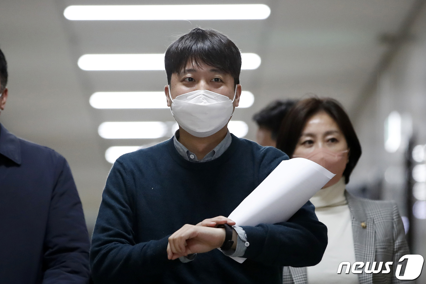 (서울=뉴스1) 이승배 기자 = 이준석 국민의힘 대표가 23일 오후 서울 여의도 국회에서 이태규 국민의당 총괄본부장이 앞서 밝힌 '합당 제안' 관련 긴급 기자회견을 위해 발걸음을 …