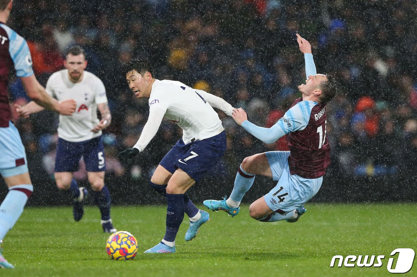 (AFP=뉴스1) 김진환 기자 = 토트넘 홋스퍼의 손흥민이 23일(현지시간) 영국 번리 터프 무어에서 열린 2021-2022 잉글랜드 프리미어리그(EPL) 번리와의 13라운드 순연 …