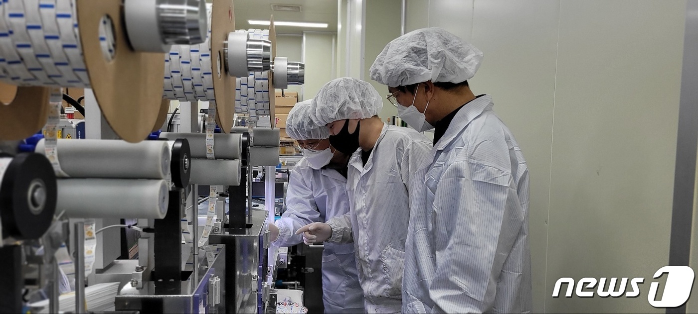 (서울=뉴스1) = 삼성전자는 충남 천안에 위치한 자가진단키트 생산 업체 '젠바디'에 삼성전자 스마트공장 구축 전문가 19명을 급파, 생산성을 높이기 위한 지원 활동을 시작했다고 …