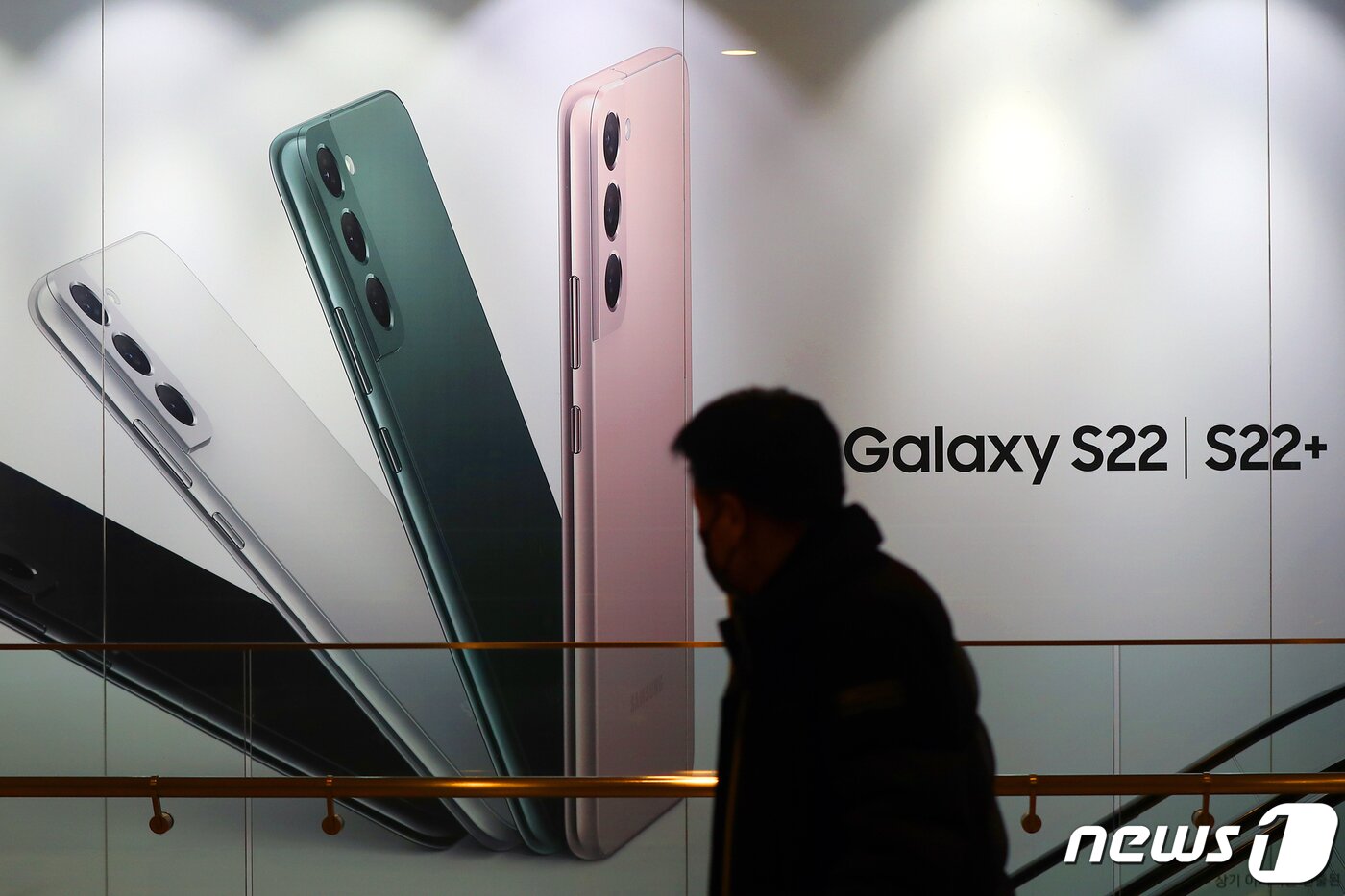 본문 이미지 - 갤럭시S22 시리즈 홍보용 광고판. 2022.2.24/뉴스1 ⓒ News1 민경석 기자