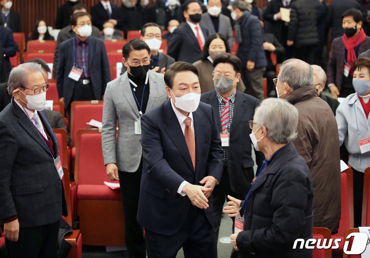 본문 이미지 - 윤석열 국민의힘 대선 후보가 24일 서울 여의도 국회도서관에서 열린 ‘여야 전직 국회의장‧의원 윤석열 후보 지지 결의’ 행사에 참석하며 인사하고 있다. 2022.2.24/뉴스1 ⓒ News1 구윤성 기자