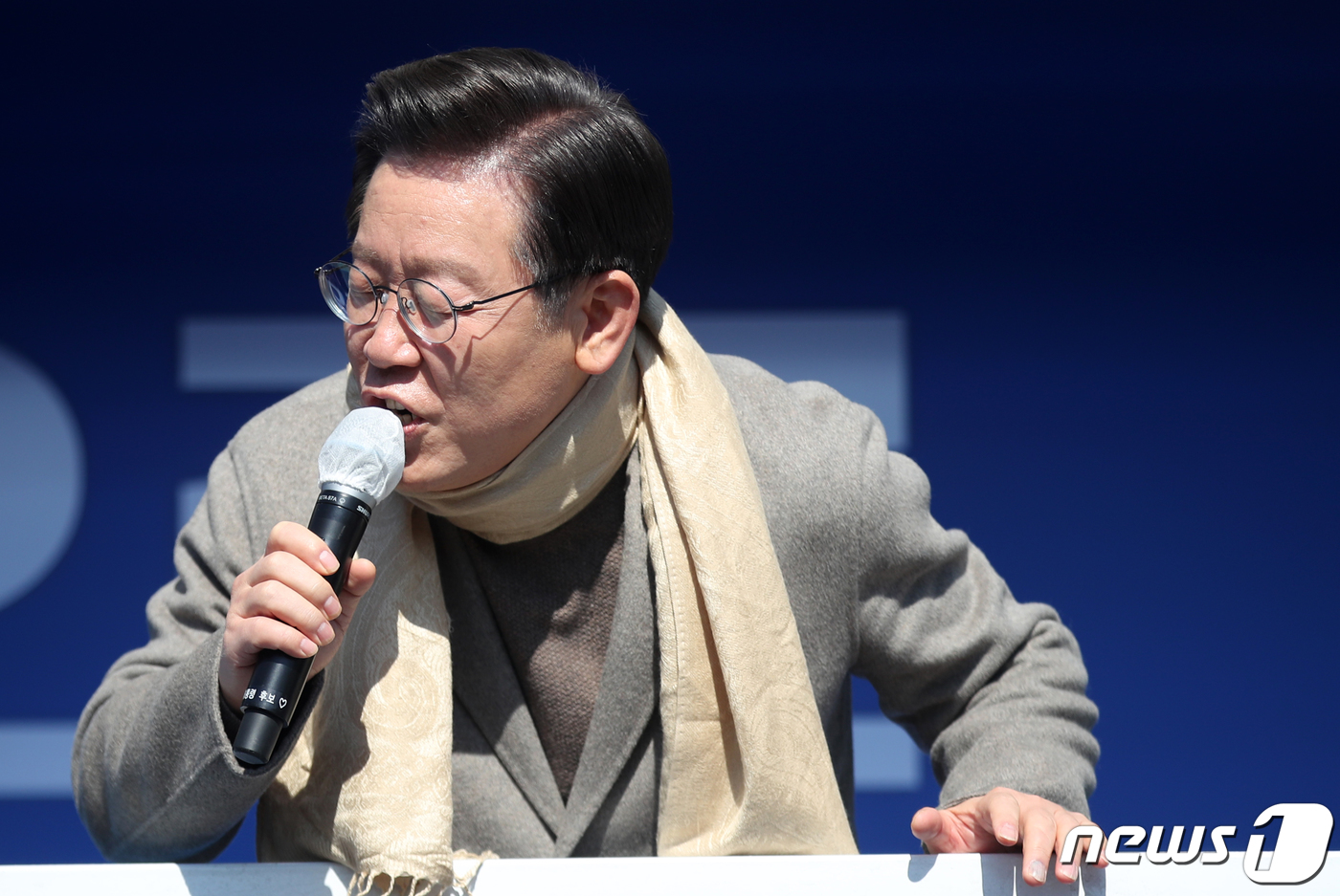 (충주=뉴스1) 오대일 기자 = 이재명 더불어민주당 대선 후보가 24일 오후 부인 김혜경씨 부친의 고향인 충북 충주시 산척치안센터 앞에서 열린 거리유세에서 "박달재 밑이 바로 제 …