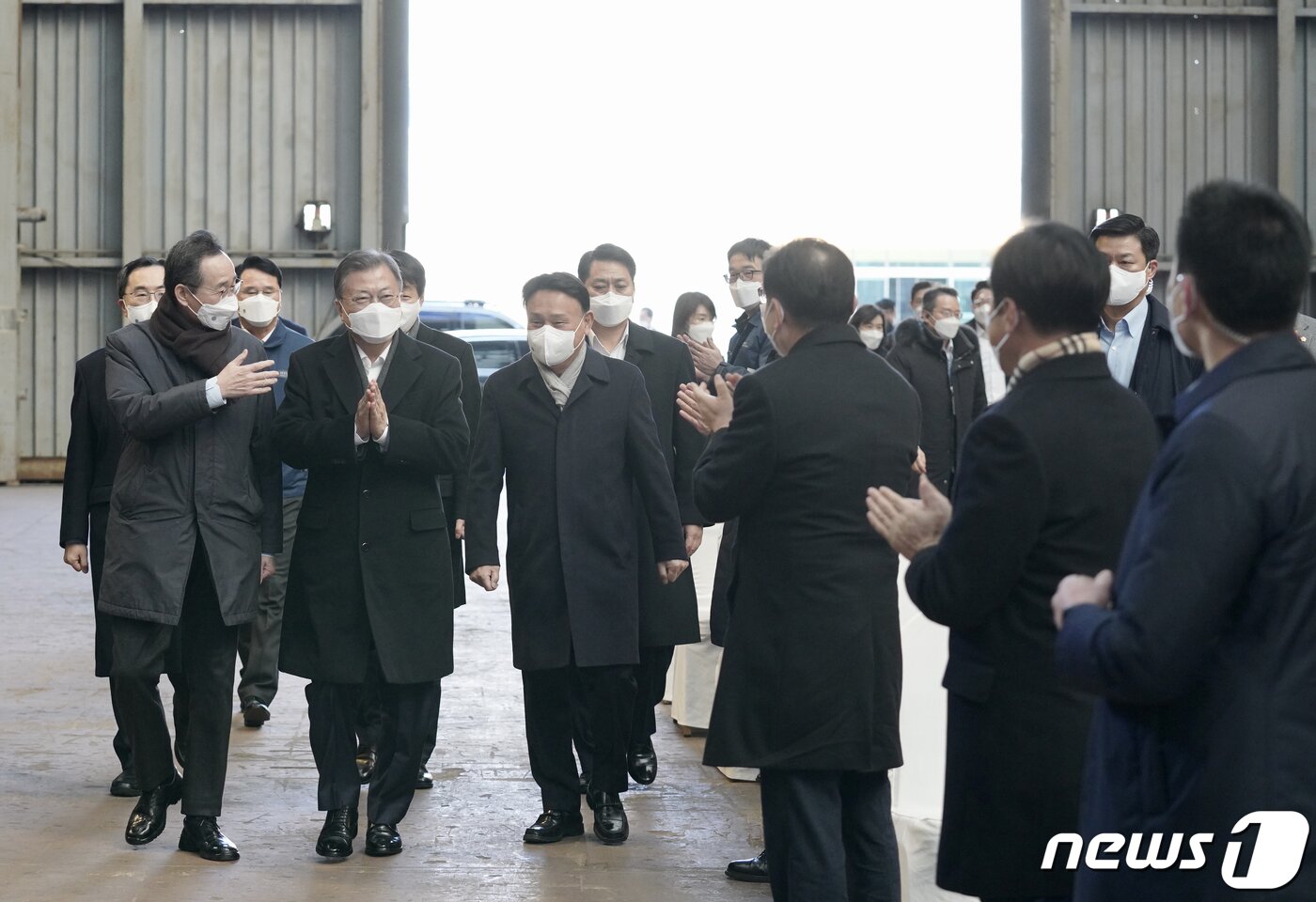 본문 이미지 - 문재인 대통령이 24일 전북 군산시 현대중공업 군산조선소에서 열린 군산조선소 재가동 협약식에 참석하고 있다. 2022.2.24/뉴스1 ⓒ News1 이광호 기자