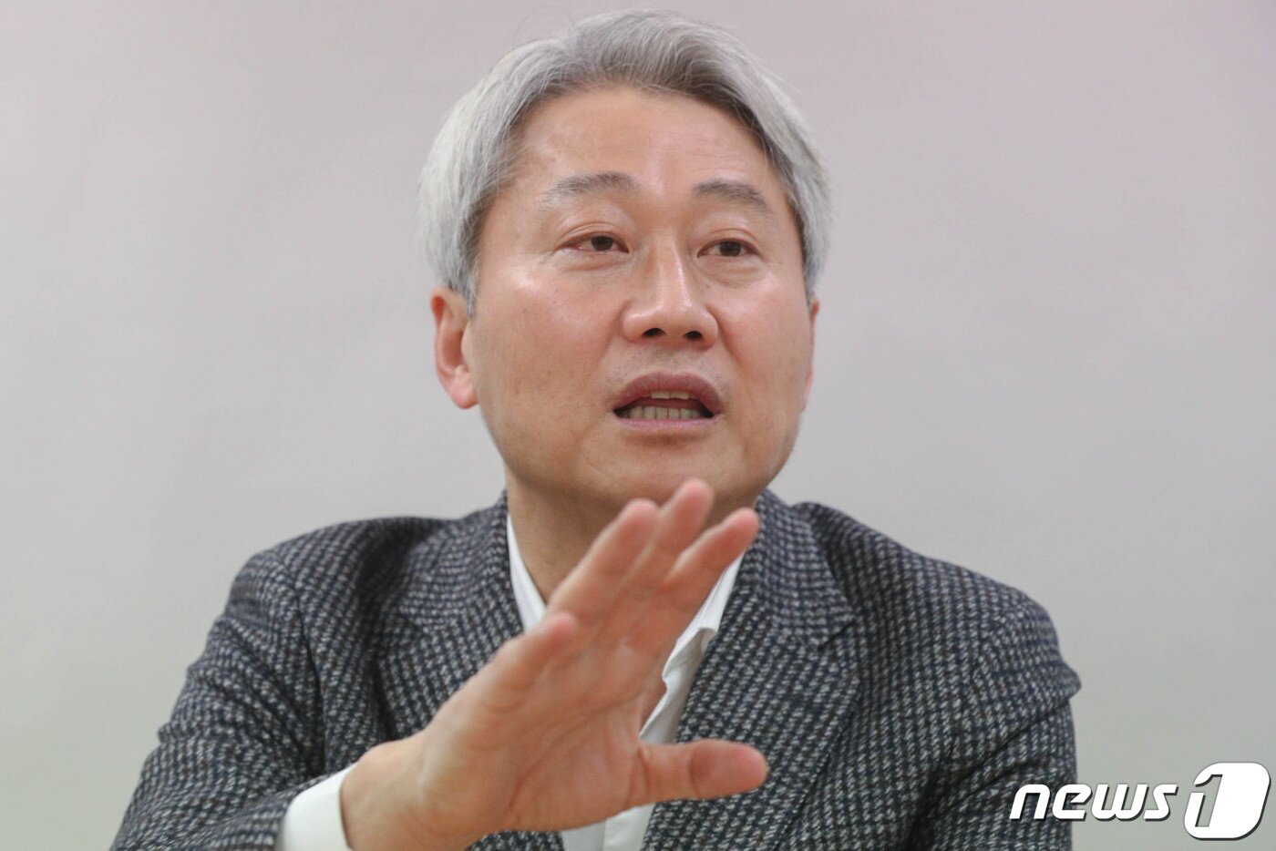 본문 이미지 - 김근식 국민의힘 통일위원장이 24일 서울 중구 뉴스1 본사에서 인터뷰를 하고 있다. 2022.2.24/뉴스1 ⓒ News1 성동훈 기자