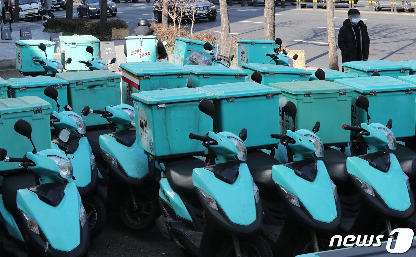본문 이미지 - 서울 강남구 배민라이더스 남부센터에 배달용 오토바이들이 서있다. (사진은 기사 내용과 무관함) / 뉴스1 ⓒ News1