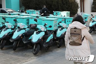 서울 강남구 배민라이더스 남부센터에 배달용 오토바이들이 서있다.  ⓒ News1 박세연 기자