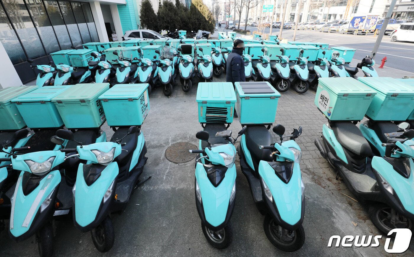 본문 이미지 - 서울 강남구 배민라이더스 남부센터에 배달용 오토바이들이 서있다. .2022.2.24/뉴스1 ⓒ News1 박세연 기자