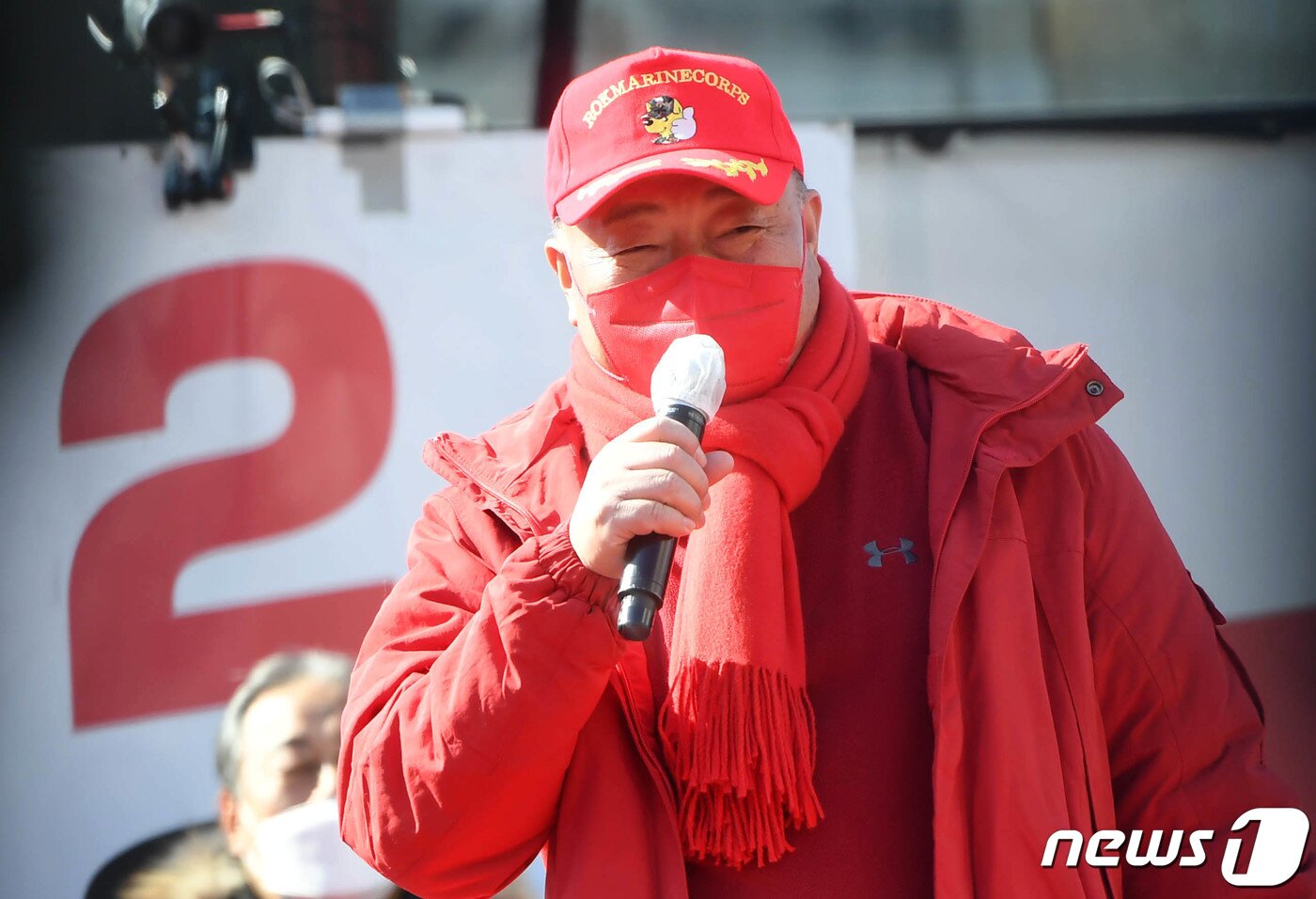 본문 이미지 - 방송인 김흥국이 24일 오후 경기 수원시 팔달문 앞에서 열린 윤석열 국민의힘 대선후보 '국민과 원팀' 경기도 수원 집중 유세에서 지지연설을 하고 있다. 2022.2.24/뉴스1 ⓒ News1 국회사진취재단