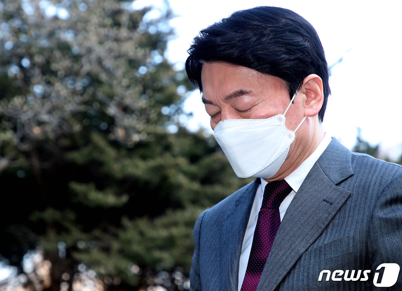 본문 이미지 - 안철수 국민의당 대선후보가 24일 오후 서울 강남구 도산공원 내 안창호 선생 묘소를 찾아 참배하고 있다. 2022.2.24/뉴스1 ⓒ News1 국회사진취재단