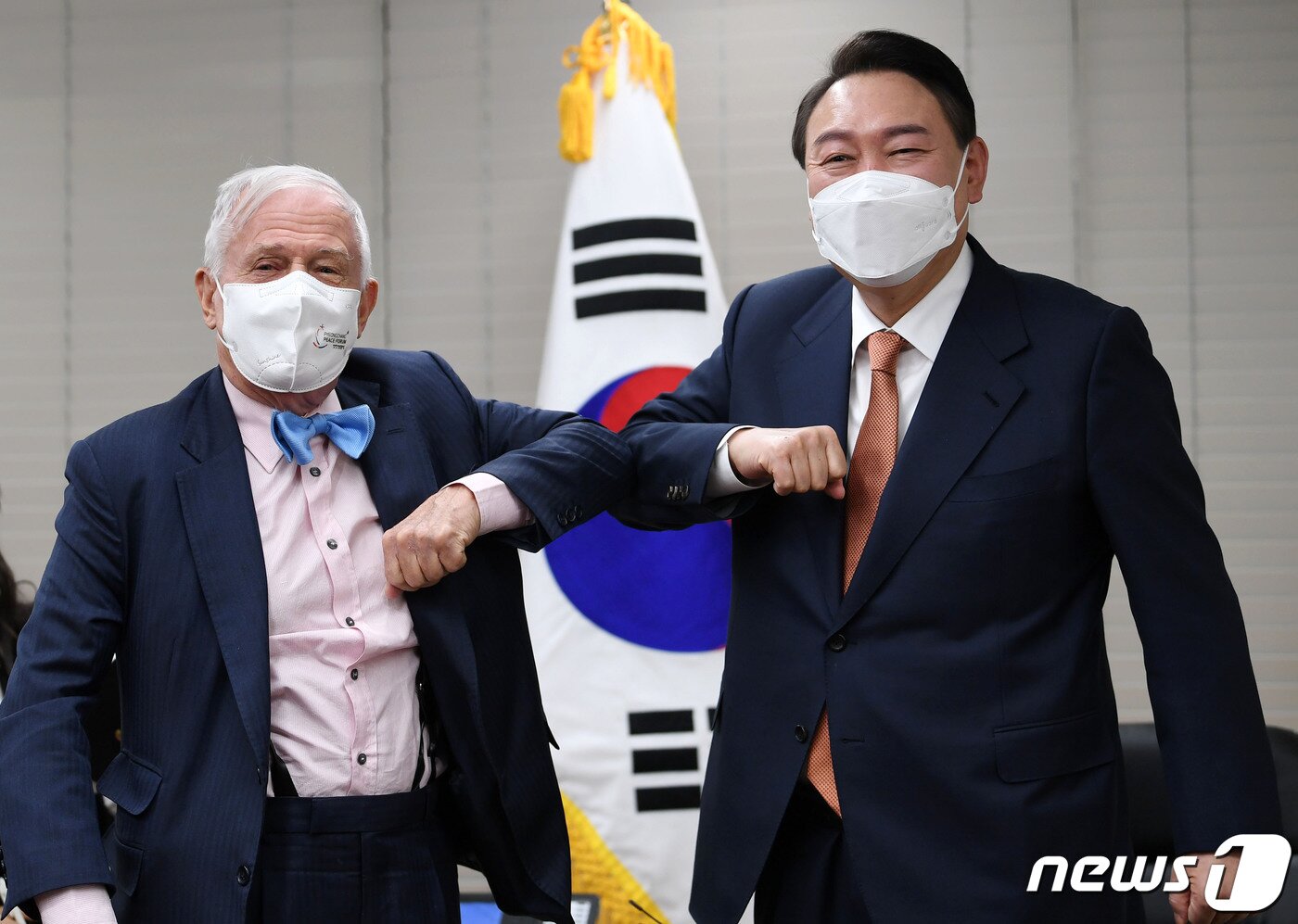 본문 이미지 - 윤석열 국민의힘 대선후보가 24일 서울 영등포구 국민의힘 당사에서 짐 로저스 로저스홀딩스 회장과 인사를 나누고 있다. 2022.2.24/뉴스1 ⓒ News1 이승배 기자