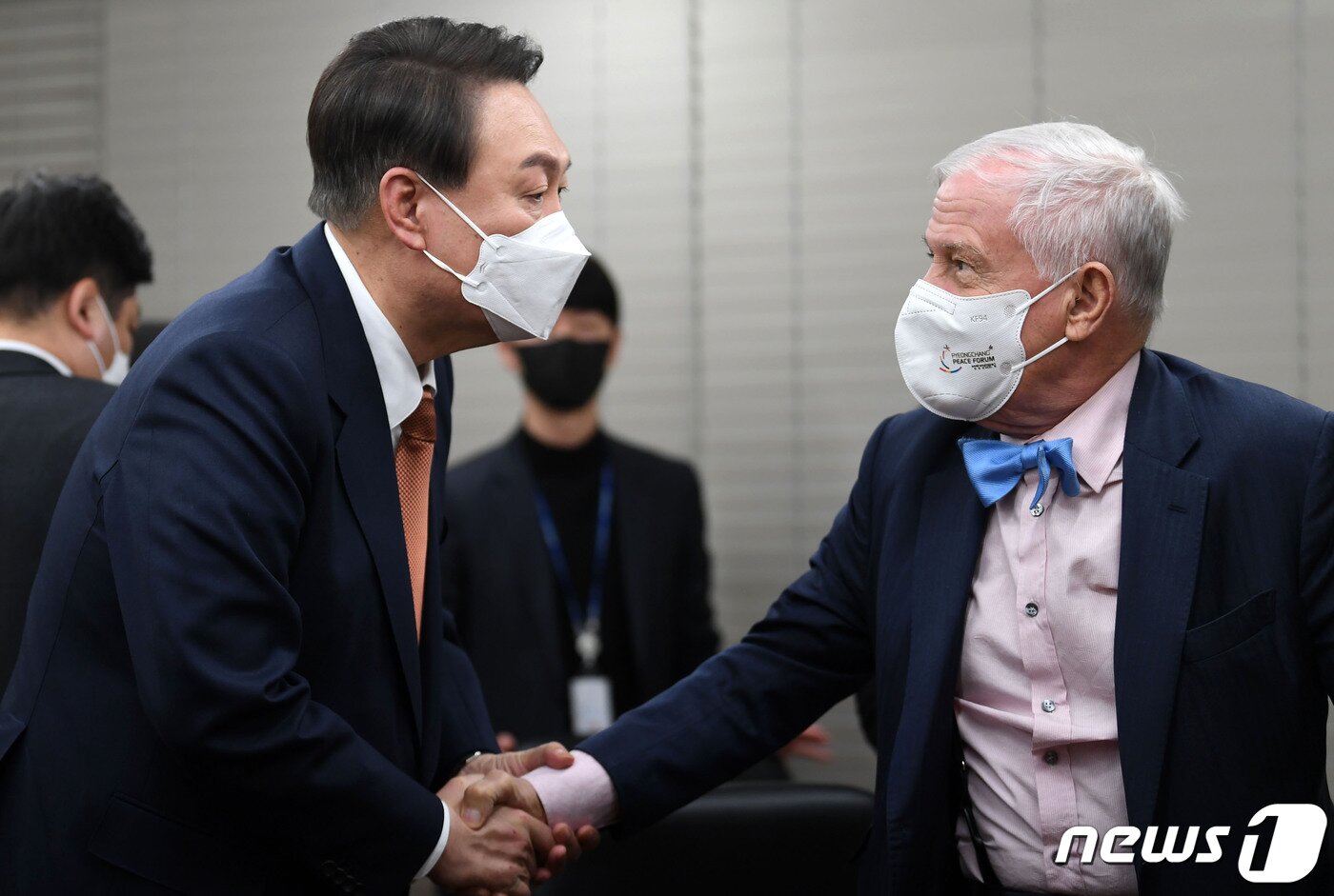 본문 이미지 - 윤석열 국민의힘 대선후보가 24일 서울 영등포구 국민의힘 당사에서 짐 로저스 로저스홀딩스 회장과 인사를 나누고 있다. 2022.2.24/뉴스1 ⓒ News1 이승배 기자