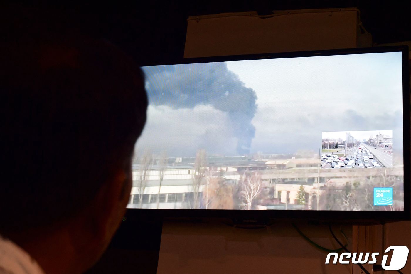 본문 이미지 - 한 남성이 우크라이나를 침공한 뉴스 보도를 시청하고 있다. ⓒ AFP=뉴스1 ⓒ News1 정윤영 기자