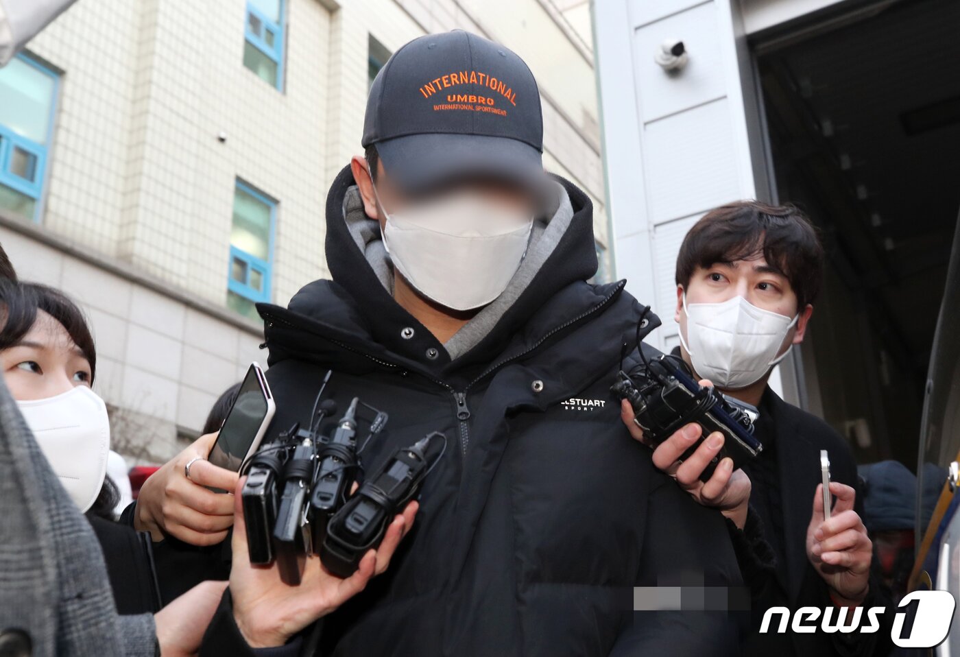 본문 이미지 - 회사자금 245억원을 횡령한 혐의로 구속된 계양전기 재무팀 직원 김모씨가 25일 서울 강남구 수서경찰서에서 검찰로 송치되고 있다. 김씨는 2016년부터 6년간 은행 잔고증명서에 맞춰 재무제표를 꾸미는 수법으로 회사자금 245억원을 빼돌린 혐의를 받는다. 김씨는 이같은 사실을 알게 된 계양전기 측에 의해 15일 횡령 혐의로 고소됐고 다음날 밤 긴급체포됐다. 2022.2.25/뉴스1 ⓒ News1 신웅수 기자