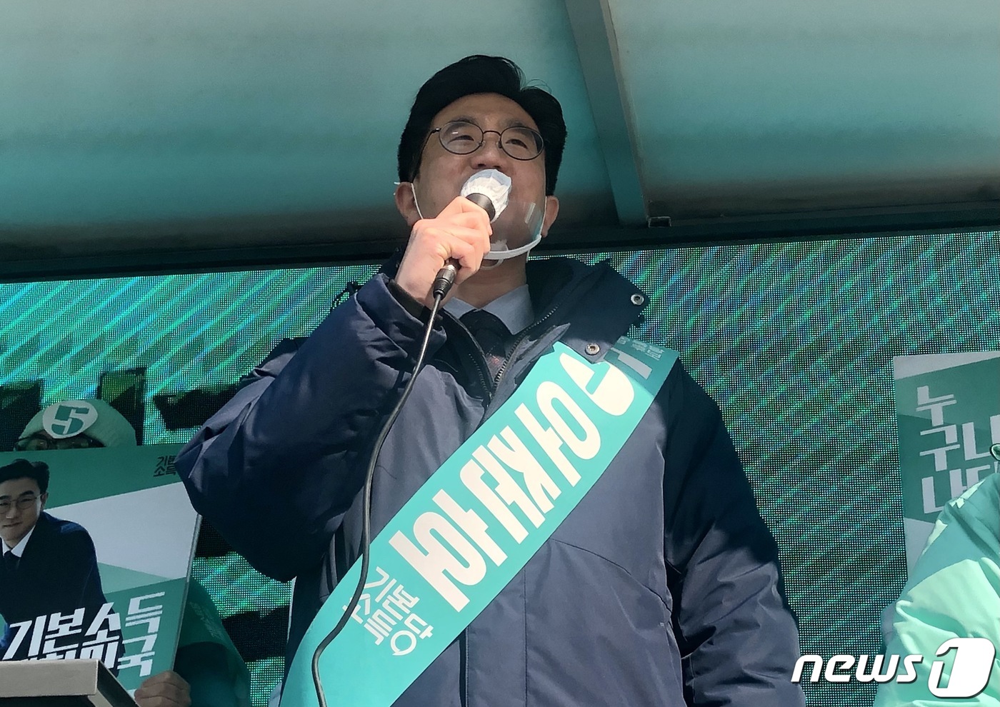 (대구=뉴스1) 남승렬 기자 = 오준호 기본소득당 대선 후보가 25일 대구시청 본관 앞에서 연 기자회견을 통해 국민 모두를 대상으로 한 \'월 65만원 기본소득\'을 공약으로 내세 …