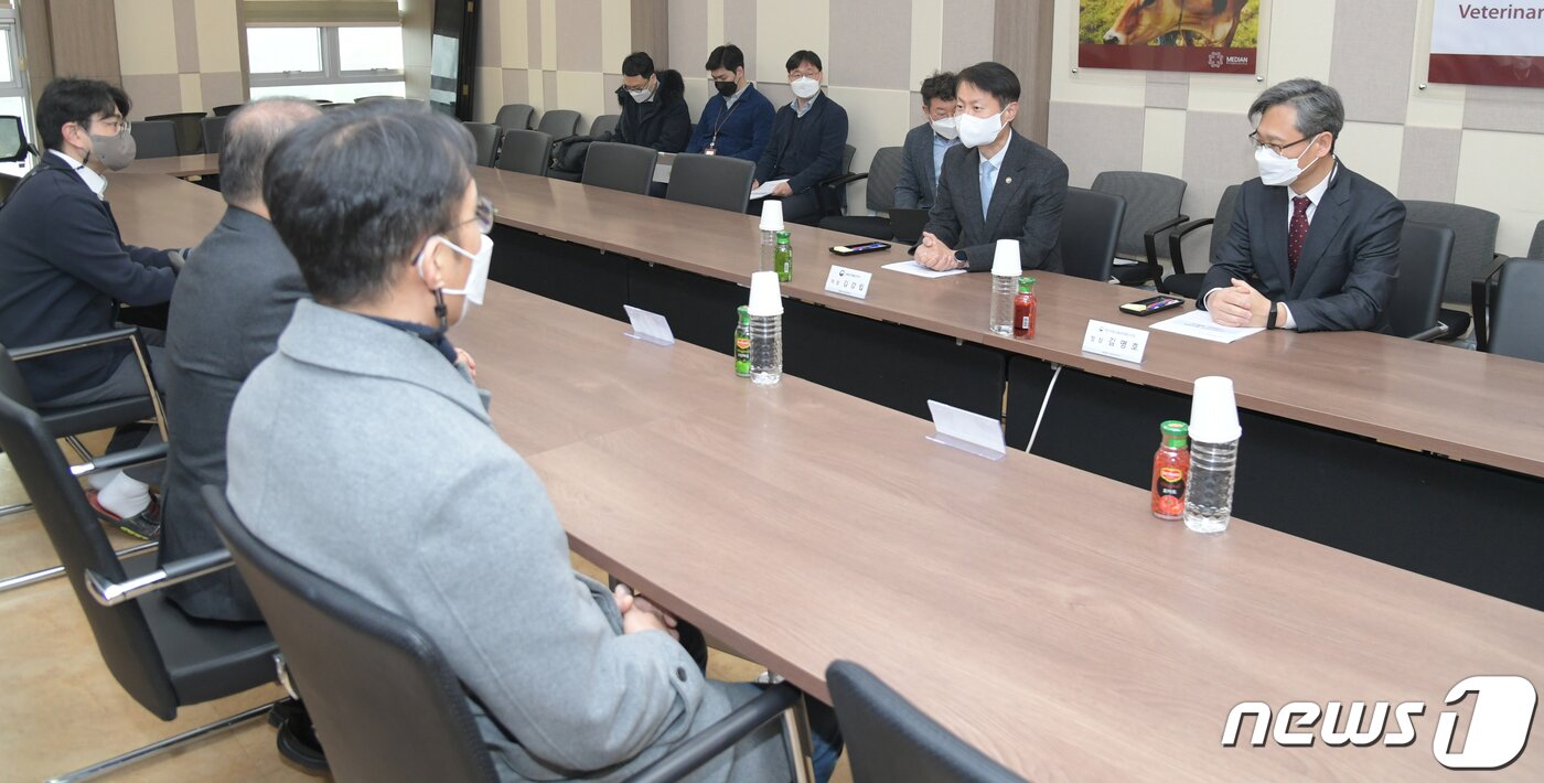 본문 이미지 - 김강립 식품의약품안전처장이 신종 코로나바이러스 감염증 자가 검사 키트 제조업체인 강원도 춘천시 소재 메디안 디노 스틱을 방문, 임직원을 격려하고 있다. (식약처 제공) 2022.2.25/뉴스1