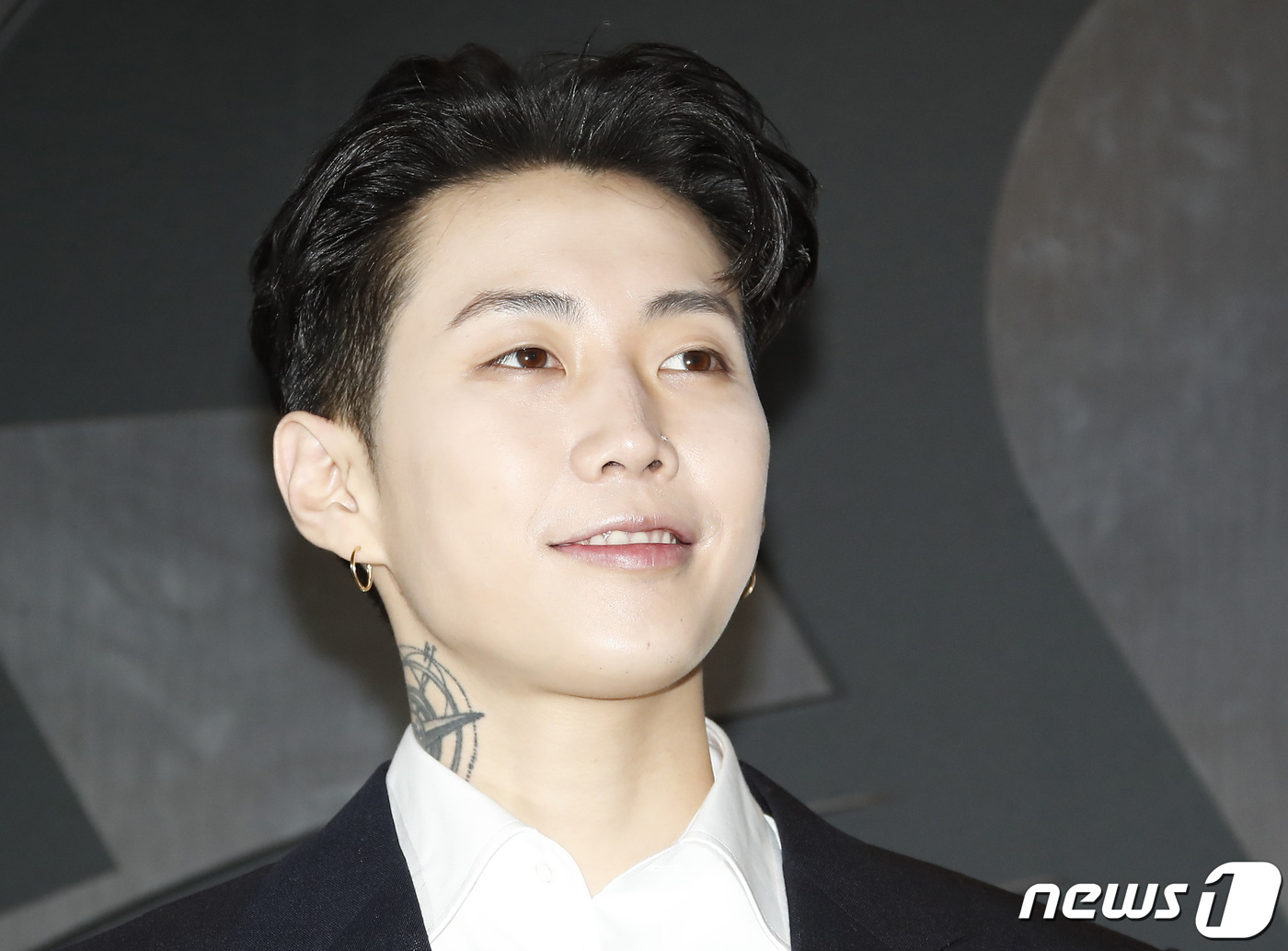 (서울=뉴스1) 권현진 기자 = 사업가로 변신한 가수 박재범(Jay Park)이 25일 오전 서울 영등포구 더현대서울에서 열린 원소주(WONSOJU) 팝업 스토어 오픈 행사에 참석 …