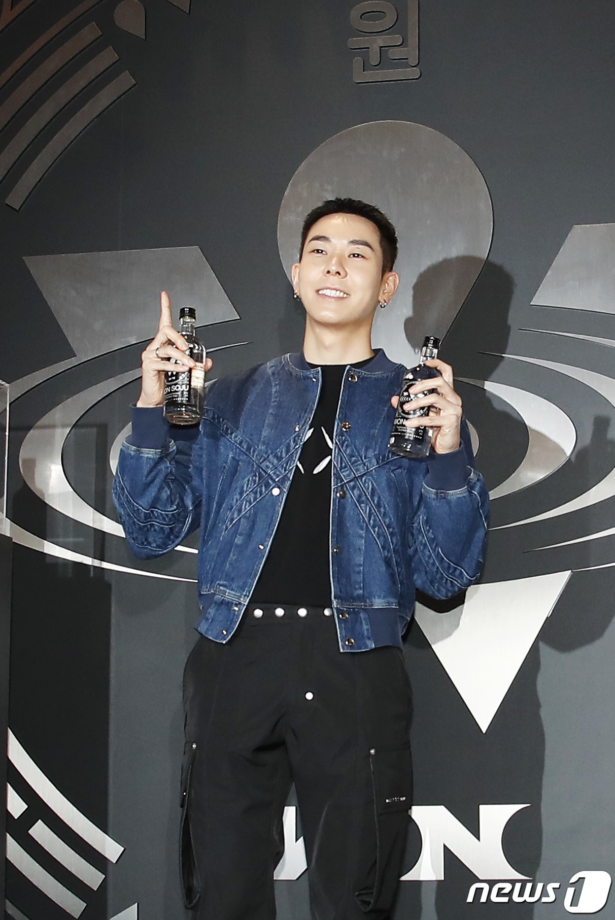 (서울=뉴스1) 권현진 기자 = 가수 로꼬가 25일 오전 서울 영등포구 더현대서울에서 열린 소주 브랜드 원소주(WONSOJU) 팝업 스토어 오픈 행사에 참석해 포즈를 취하고 있다. …