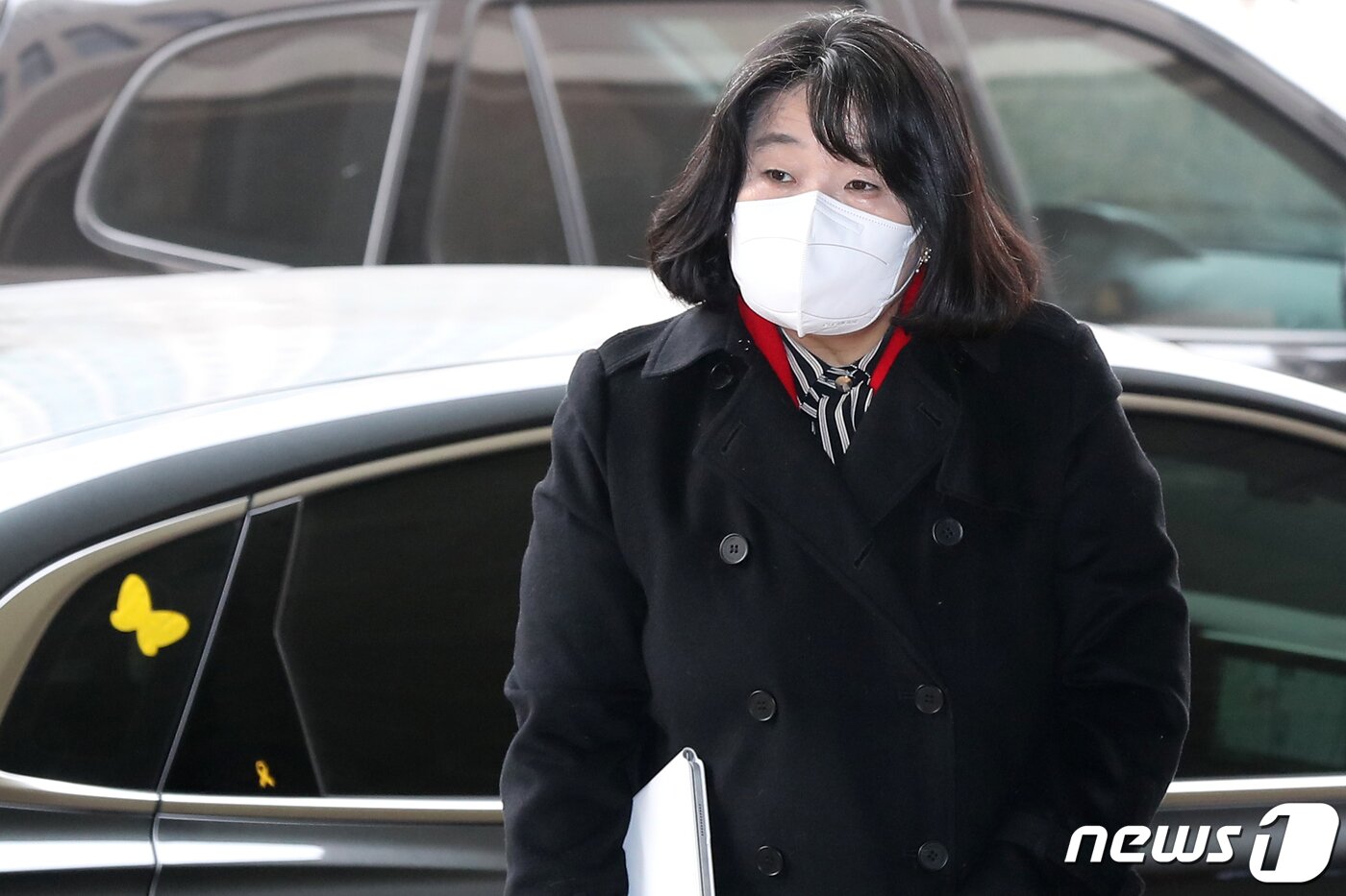본문 이미지 - 정의기억연대 후원금 유용 혐의 등으로 기소된 윤미향 무소속 의원이 서울 마포구 서울서부지방법원에서 열린 보조금 관리에 관한 법률 위반·사기·기부금품법 위반·업무상횡령 등 8개 혐의 관련 공판에 출석하고 있다. 2022.2.25/뉴스1 ⓒ News1 민경석 기자