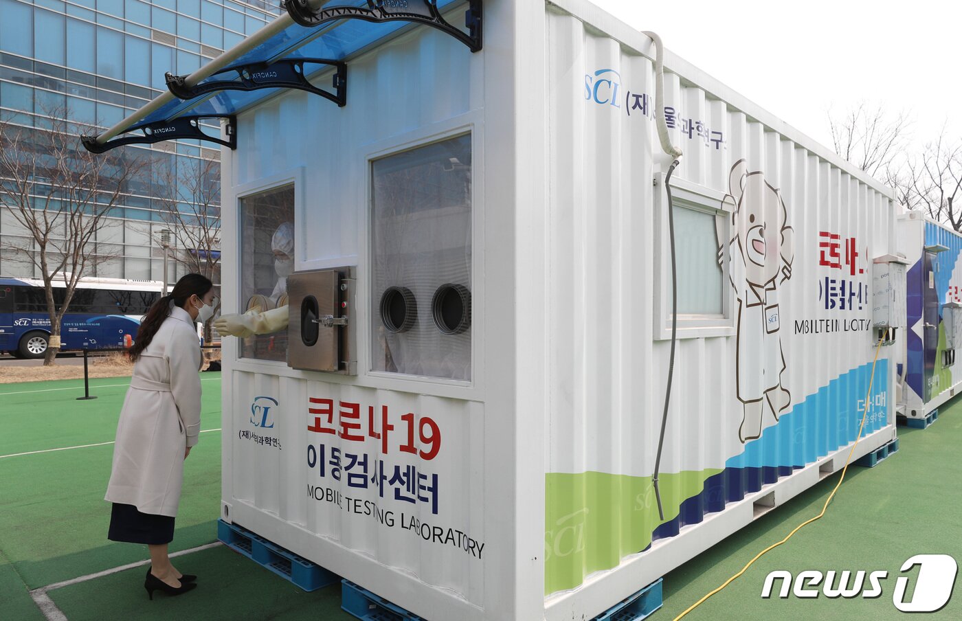 본문 이미지 - 25일 오후 경기도 용인시 기흥구 서울의과학연구소 관계자가 이동형 PCR검사소 시연을 하고 있다. 2022.2.25/뉴스1 ⓒ News1 김영운 기자