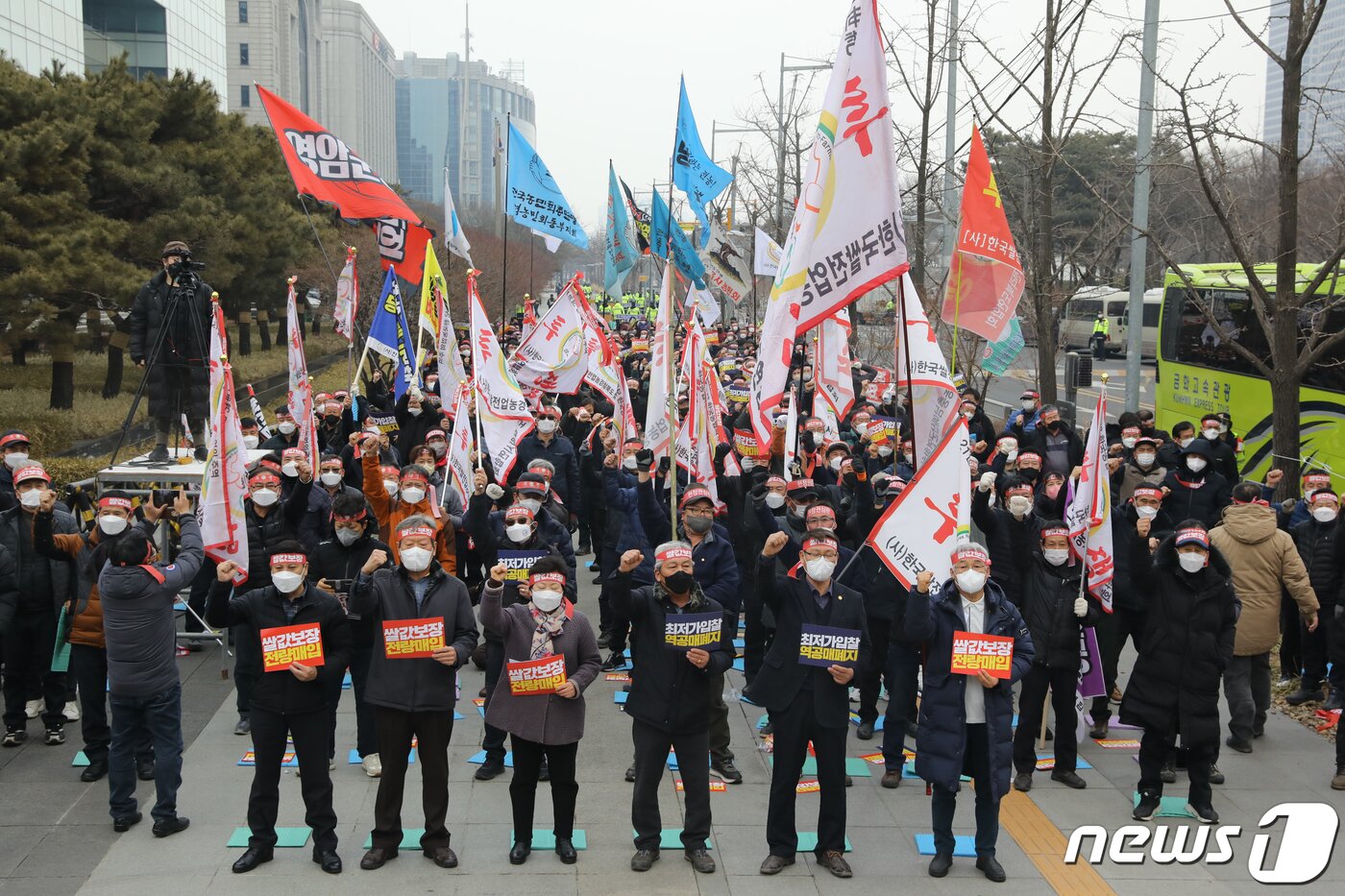본문 이미지 - 25일 오후 서울 여의도 산업은행 본점 앞에서 열린 전국농민대회에서 참석자들이 양곡관리법 개정을 촉구하며 구호를 외치고 있다. 2022.2.25/뉴스1 ⓒ News1 성동훈 기자