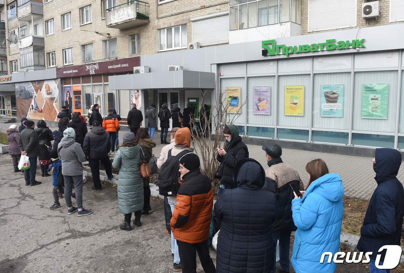 본문 이미지 - 우크라이나 서부 리비프에서 24일(현지시간) 사람들이 돈을 뽑기 위해 은행에 몰려들었다. ⓒ AFP=뉴스1 ⓒ News1 원태성 기자